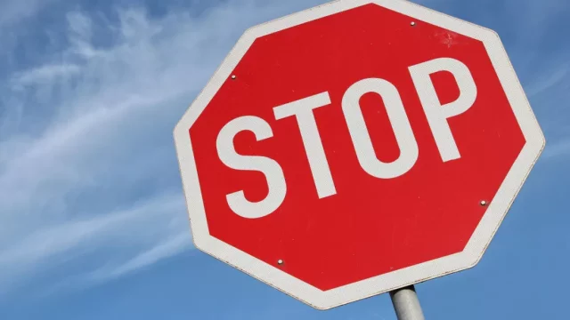 "Stůj, dej přednost v jízdě!" Co přesně říká zákon?