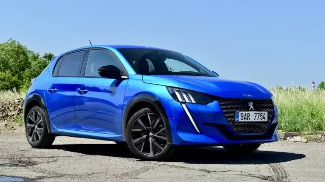 Peugeot 208 GT je francouzská drobotina, která ukazuje, že malá auta to nebalí