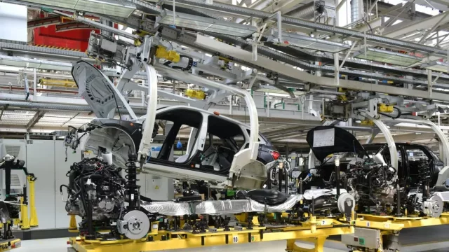 Dodací lhůty na auta se prodlužují, automobilkám po čipech chybí i kabelové svazky z Ukrajiny