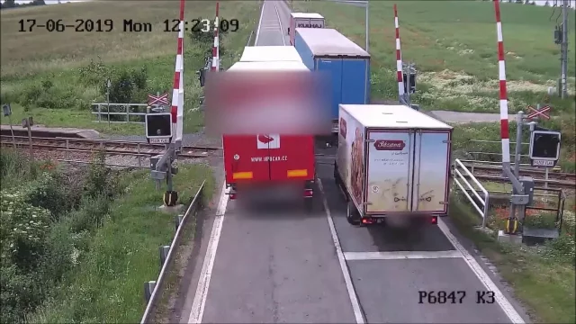 Totální šílenství! Kamioňák předjížděl na přejezdu, boural a navíc ujel