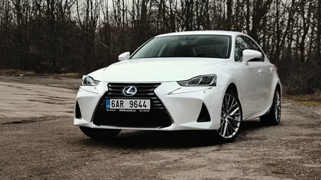 Lexus IS 300h (2018): S luxusní spotřebou