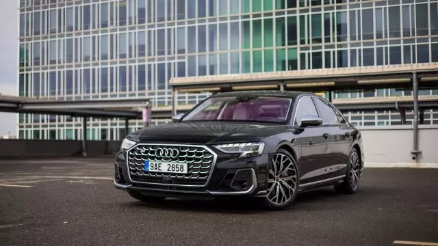 Test Audi S8 4.0 TFSI quattro: Vpředu party, vzadu business