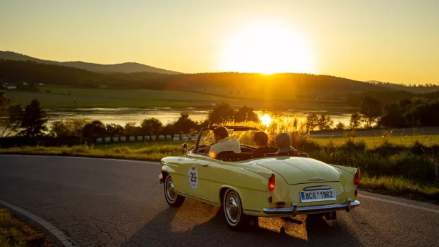 Staré Škodovky, Porsche a Jaguary? Jeli jsme South Bohemia Classic a nevěděli, kam dřív očima