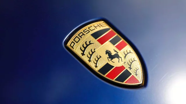 Porsche si patentovalo zvláštní vynález: Výškově nastavitelnou střechu pro autonomní auta