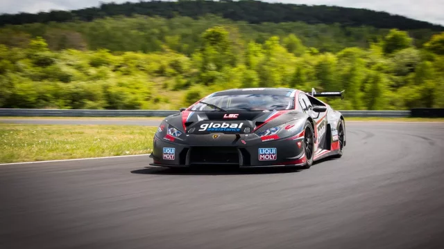 Vyrazte na road-trip přes průsmyk Stelvio na track-day na okruhu Adria