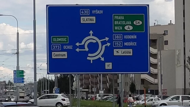 V Česku přibývají složité turbookružní křižovatky. Řidiči často nevědí, jak je správně projet