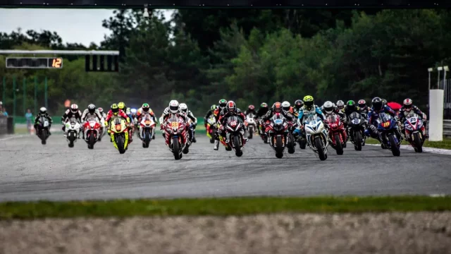 Motocyklové jezdce láká první možnost závodů v sezóně i zlepšující se počasí