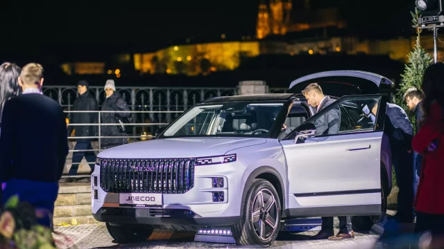 Už v březnu na trh dorazí luxusní off-road s cenovkou pod 800 tisíc korun. Pod kapotou bude mít spalovací motor