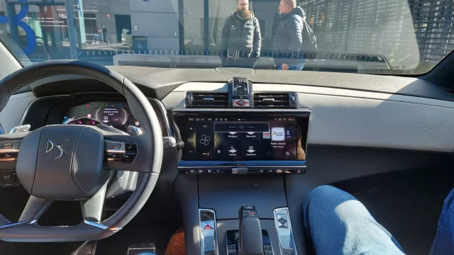 Francouzská značka DS integrovala umělou inteligenci do svých aut. Pokrok, nebo další rozptýlení řidiče?