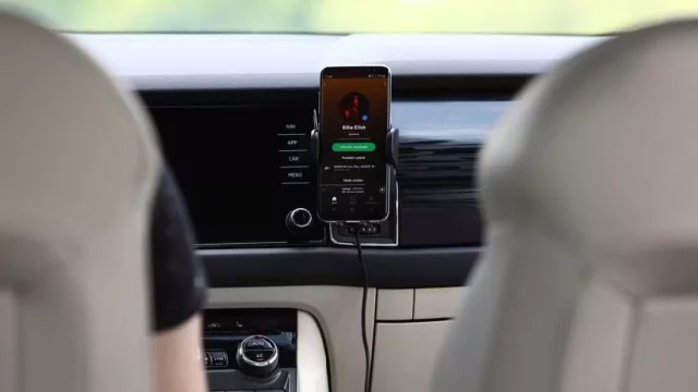 Automatický bezdrátový držák do auta: Vděčný pomocník pro řidiče