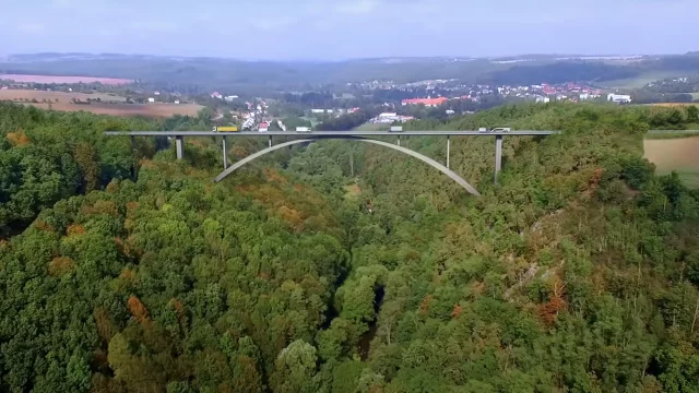 VIDEO: Nejvyšší silniční most v Česku vypadá úchvatně. Prodraží se o desítky milionů
