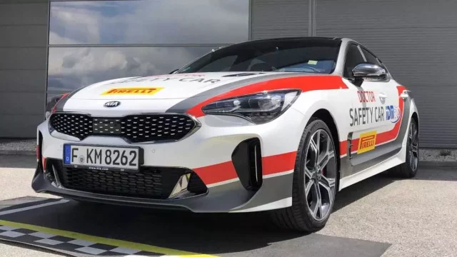 Kia Stinger jako safety car vypadá skvěle