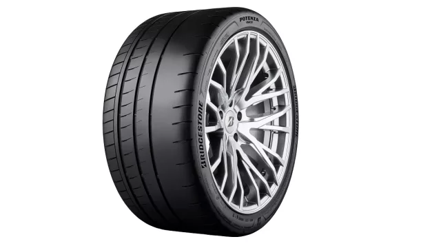 Bridgestone uvádí na trh novou pneumatiku Potenza Race s částečně hladkým dezénem