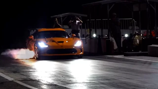 Dodge Viper s výkonem 1 060 koní je nejrychlejší Zmijí světa. Podívejte se, jak plive oheň na dragstripu