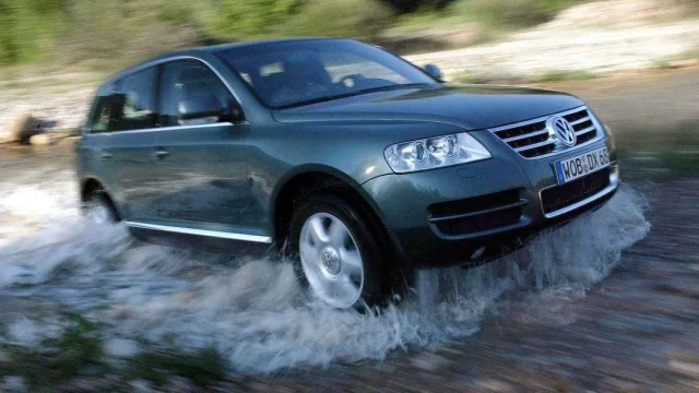 Volkswagen Touareg je převlečené Porsche. Drží světový rekord za tažení Boeingu 747 a už 20 let slouží jako výkladní skříň německé automobilky