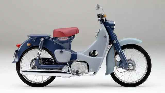 Honda Super Cub je nejprodávanější motorové vozidlo historie. Vzniklo 100 milionů kusů a výroba stále pokračuje