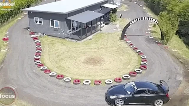 Milovník driftů si u domu postavil vlastní okruh. Manželka nadšená není