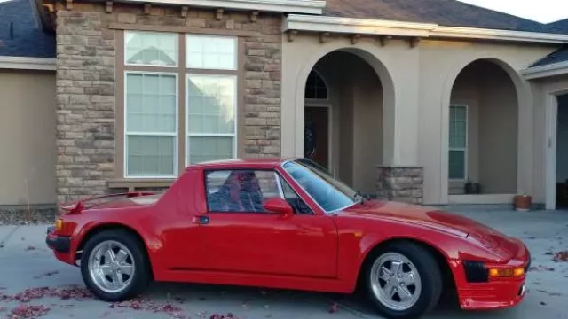 Porsche 914 s osmiválcem z Chevroletu? Tuhle bestii si teď můžete koupit