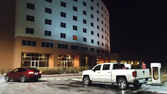 Pick-up blokoval nabíječku elektromobilů. Neuvěříte, jak to naštvaný majitel Tesly vyřešil