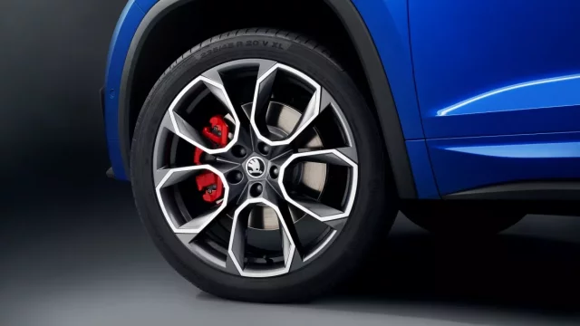 Škoda Kodiaq RS se rafinovaně odhaluje po částech. Podívejte se na další detaily!