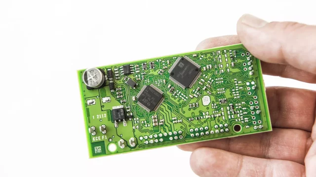 Kde všude jsou v autě čipy a proč jich je nedostatek? Vysvětluje vedoucí výroby Škodovky