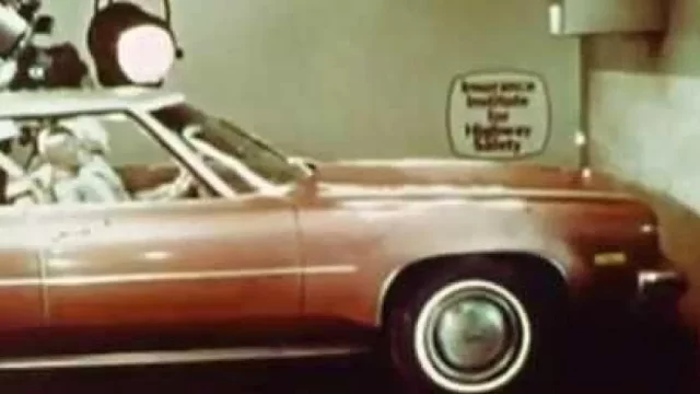 Video ze 70. let minulého století ukazuje, proč je dobré používat bezpečnostní pásy