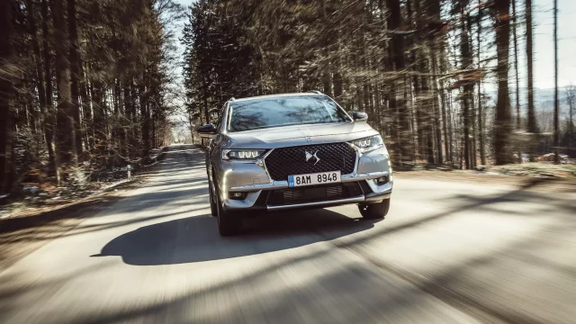 Test DS 7 Crossback 1.6 PureTech: Avantgarda stíhaná vůní benzinu