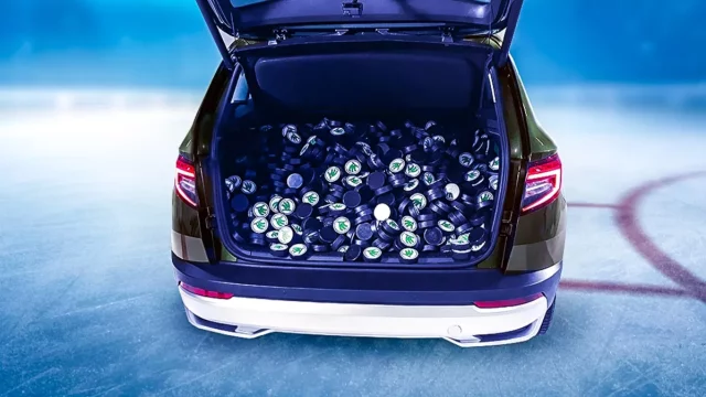 Škodovky jsou proslulé velkým kufrem. Vejdou se do Karoqu všechny hokejové puky potřebné pro mistrovství světa?