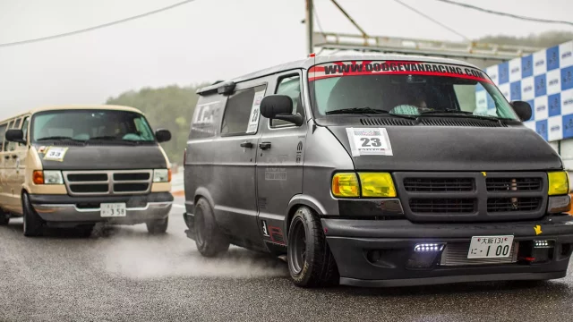 Americká dodávka v japonském stylu: Dodge Ram Van driftuje na okruhu Ebisu