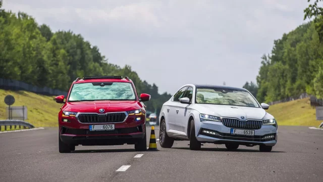 Aktivní bezpečnostní asistenty nemají Škodovky jen na parádu. Vyzkoušeli jsme, zda skutečně fungují (komentář)