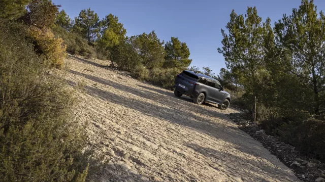 Těžký terén pouze v elektrickém režimu? Pro Range Rover Sport žádný problém (jízdní dojmy)