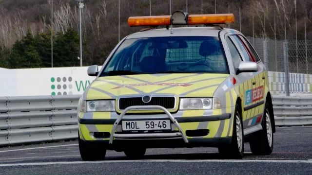 Škoda Octavia Combi, která sloužila na mosteckém okruhu 22 let jako zásahové vozidlo, odešla do důchodu