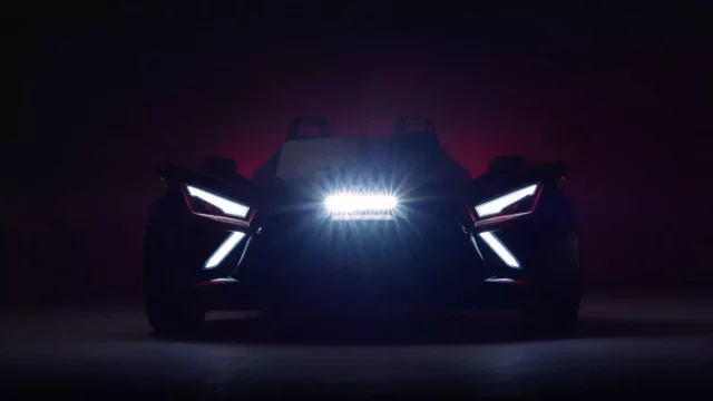 Polaris představí modernizovanou tříkolku Slingshot