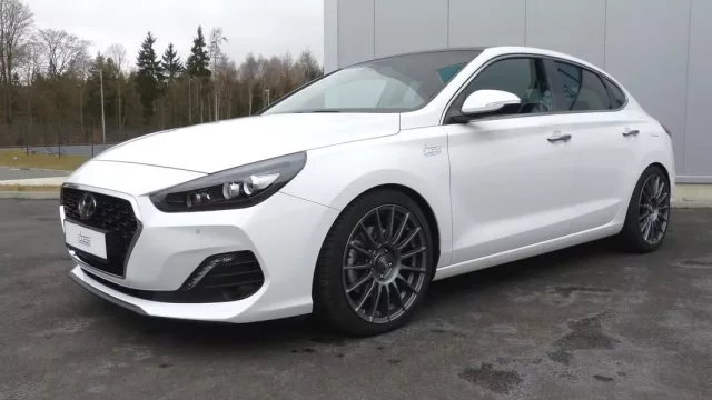Decentní, ale sexy. Hyundai i30 Fastback okořeněný v Boes Motorsport