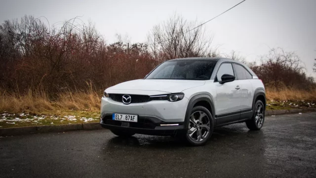 Test Mazdy MX-30, elektromobilu, který umí zabavit