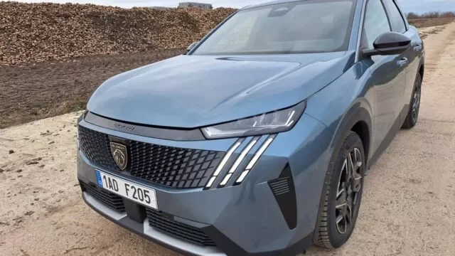 Hybridní Peugeot 3008 zaujme svým futuristickým exteriérem a šokuje zvláštně postaveným interiérem