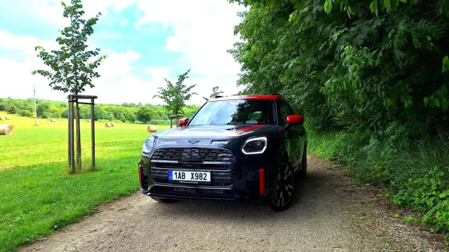 MINI Countryman s paketem JCW je hračka pro velké kluky, kteří se nebojí zlobit