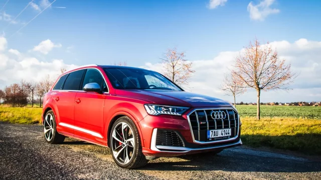 Audi SQ7 TDI: Porovnali jsme nejrychlejší Q7 se stylovějším sourozencem SQ8