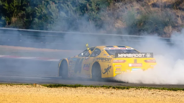 Závodní speciály NASCAR mohou fanoušci obdivovat i v ulicích Mostu