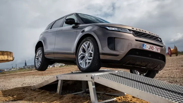 Range Rover Evoque: Minimalistický crossover s geny offroadu (první jízdní dojmy)