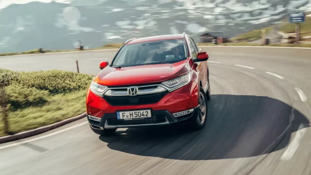Honda CR-V 1.5 VTEC TURBO zná své české ceny. Za kolik koupíte nejpopulárnější SUV světa?