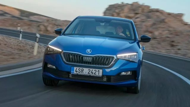 Chybí nejen nová auta, z trhu začínají mizet už i zánovní ojetiny