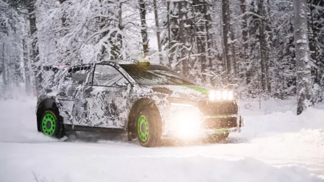 Škoda Fabia Rally2 testuje ve Finsku, podívejte se na ni v akci ještě pod rouškou kamufláže