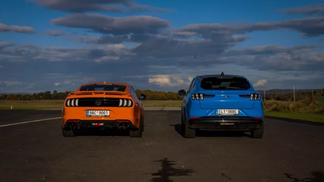 Test Ford Mustang GT vs. Mustang Mach-E GT: Závod benzinu proti elektřině