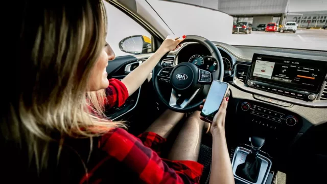 Auta jsou pro mladé lidi stále důležitější, cítí se v nich bezpečněji