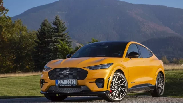 Ford Mustang Mach-E GT pohledem ženy: Raketou na měsíc a zase zpátky aneb Jak si vyzkoušet protipóly jízdy