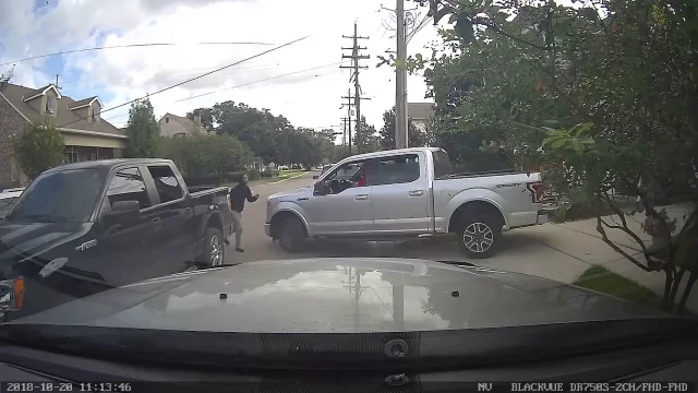 Američtí zloději si neberou servítky. Auta kradou za bílého dne