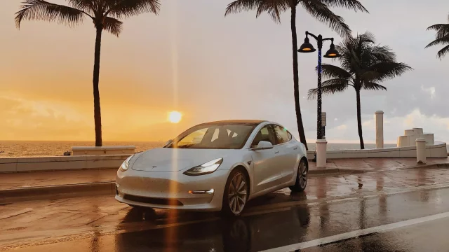 Tesla Model 3 na prvním roadtripu: Spousta dětských bolístek