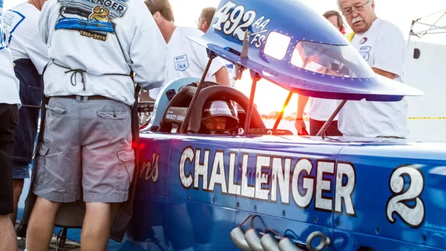 Stařík uháněl v 50 let starém autě rychlostí 725 km/h! Pokořil tak rychlostní rekord svého otce