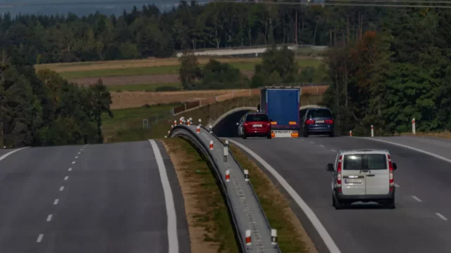 Můžete na dálnici předjíždět i zprava?